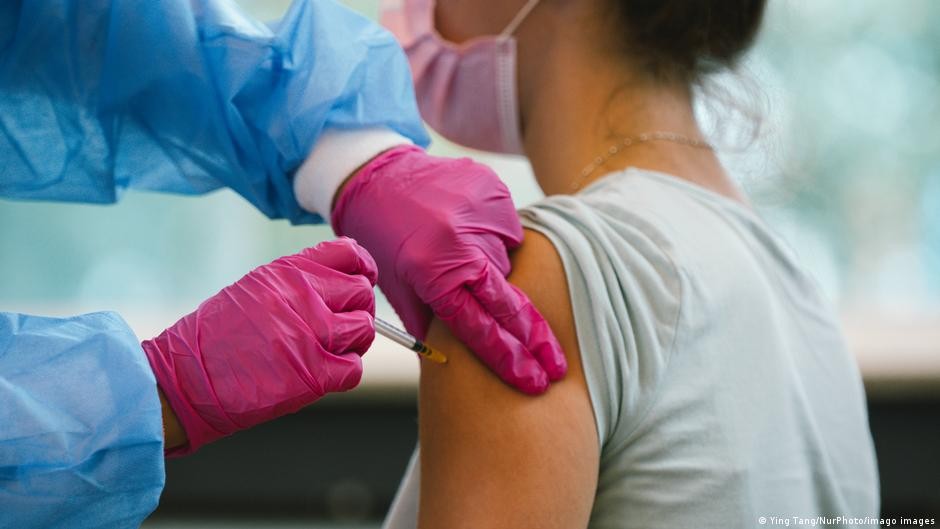 Covid-19: Czech, Singapore cho phép tiêm vaccine cho trẻ 5-11 tuổi; hiệu quả của mũi tăng cường với Omicron?