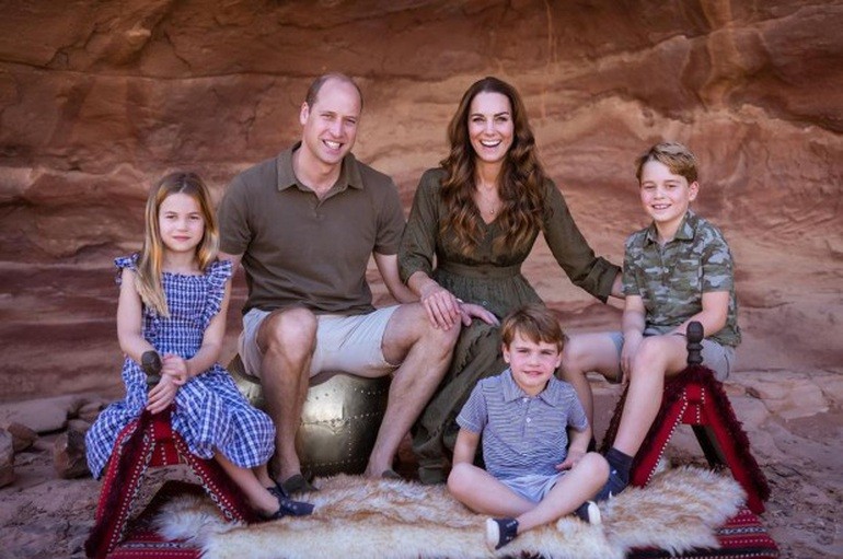 Hoàng gia Anh: Gia đình Hoàng tử William tung ảnh mừng Giáng sinh, Công chúa Charlotte chiếm 'Spotlight'