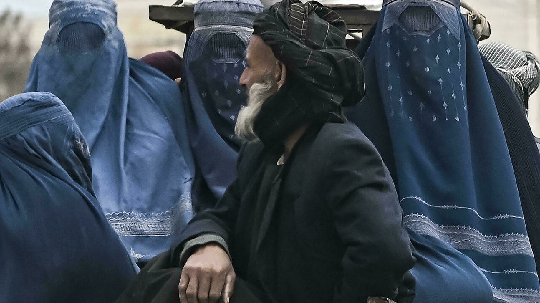 Tình hình Afghanistan: Phụ nữ không thể đi quá 72km nếu không có người thân là nam giới đi cùng