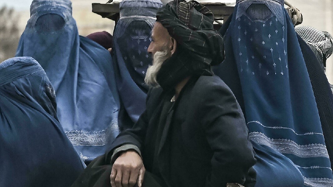 Tình hình Afghanistan: Phụ nữ không thể đi quá 72km nếu không có người thân là nam giới đi cùng. (Nguồn: YRT News)