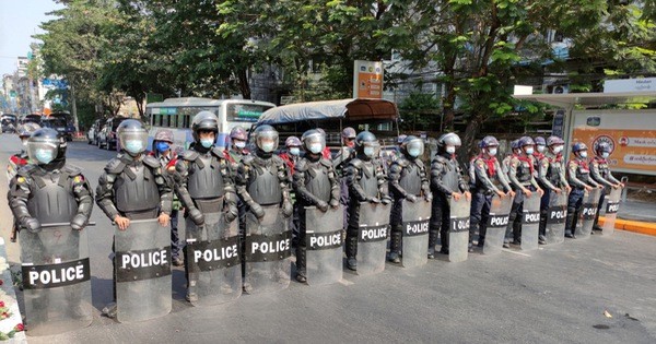 Cảnh sát chống bạo động dàn hàng trên đường phố Yangon giữa cuộc biểu tình phản đối đảo chính ngày 6-2 - Ảnh: REUTERS