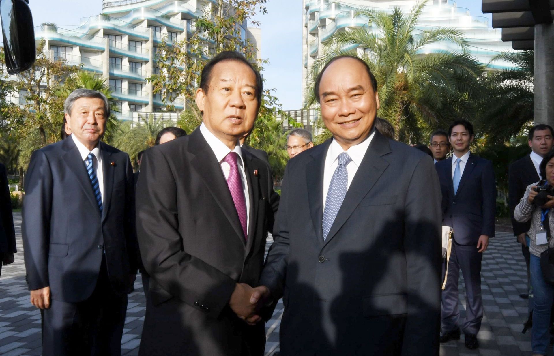 Thủ tướng Nguyễn Xuân Phúc tiếp Tổng Thư ký Đảng Dân chủ Tự do Nhật Bản