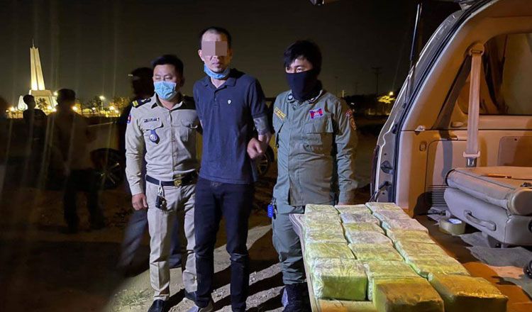 Cảnh sát Campuchia bắt giữ đối tượng vận chuyển ma túy vào Campuchia. (Nguồn: Khmer Times)