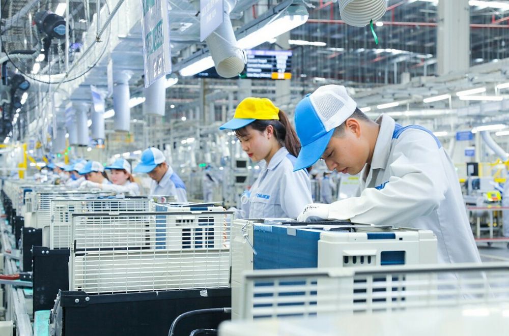 Chi phí sản xuất ở Việt Nam thấp nên ngày càng nhiều công ty sẽ chuyển hoạt động từ Trung Quốc sang nước này nếu cuộc chiến thương mại giữa Washington và Bắc Kinh vẫn tiếp tục.