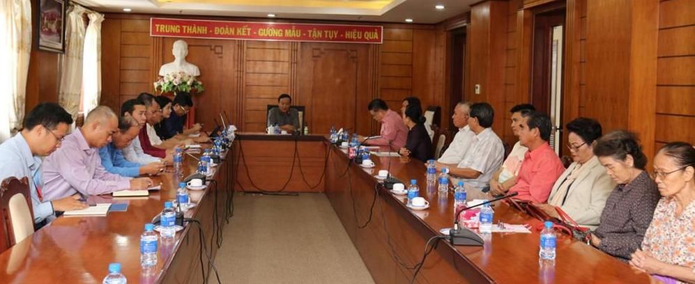 Đại sứ quán Việt Nam tại Lào đã tổ chức cuộc họp trao đổi, lấy ý kiến đóng góp của cộng đồng người Việt tại Lào vào các dự thảo văn kiện Đại hội Đại biểu toàn quốc lần thứ XIII của Đảng.