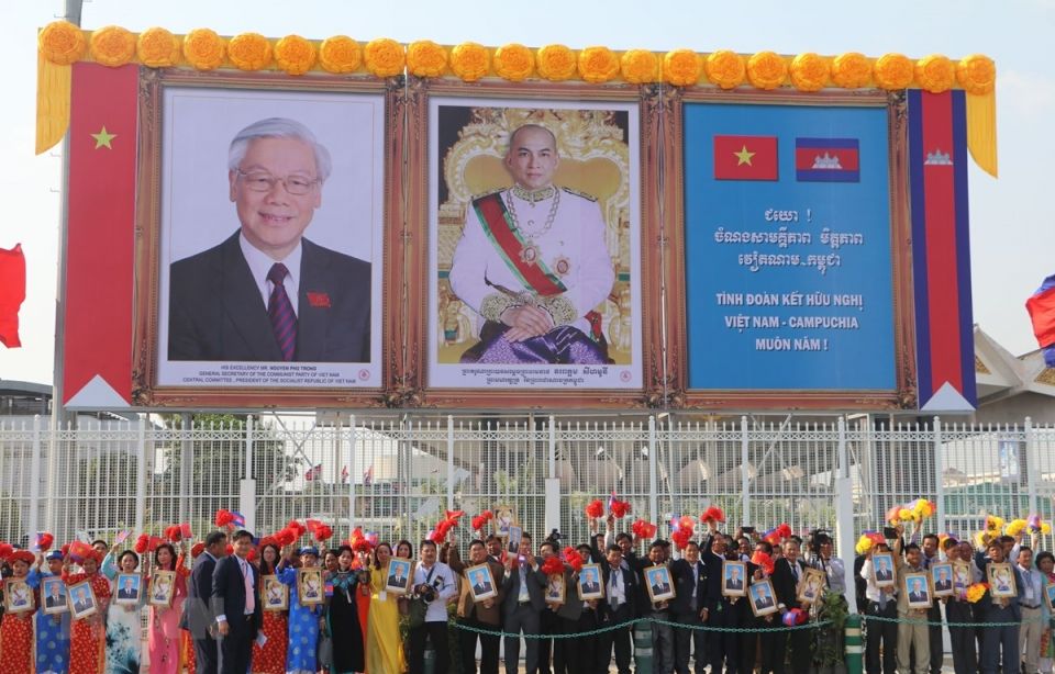 Đông đảo đại biểu, nhân dân đón Tổng Bí thư, Chủ tịch nước Nguyễn Phú Trọng tại sân bay Quốc tế Pochentong ngày 25/2/2019.