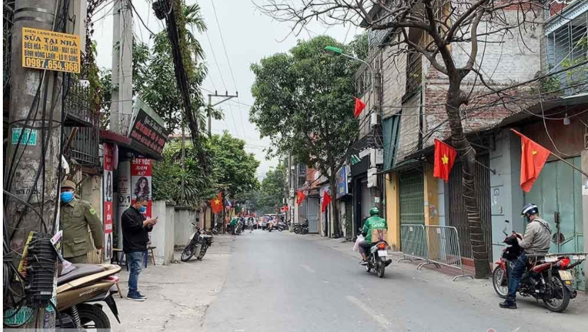 Hàng rào cách ly dựng tại nhà BN 1.694 (quận Nam Từ Liêm, Hà Nội)