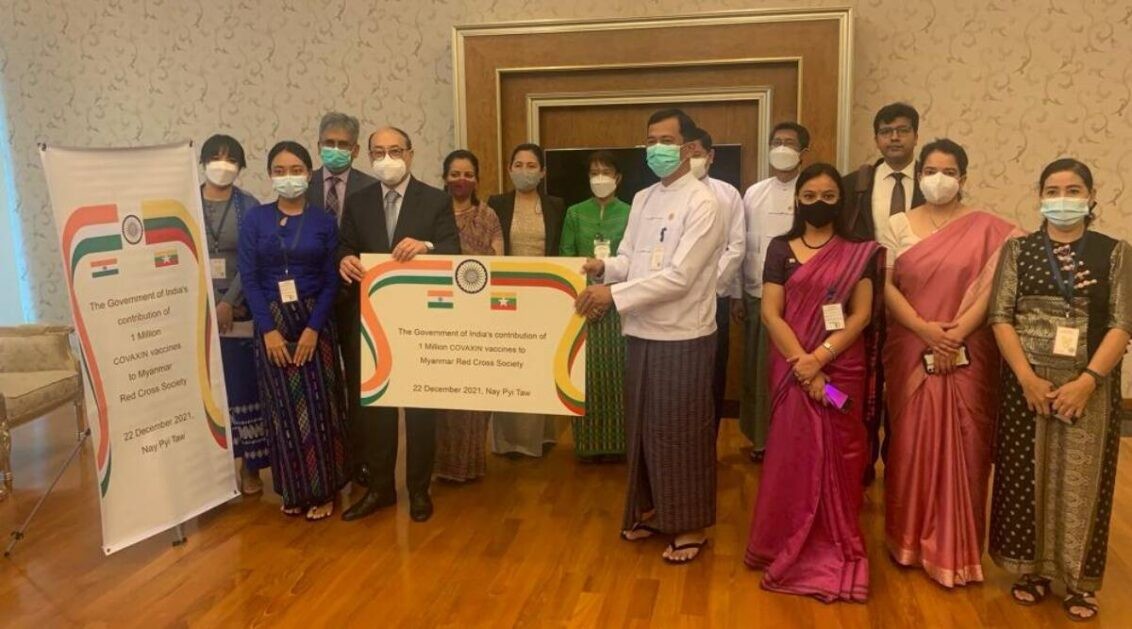 Bí thư Đối ngoại Harsh Vardhan Shringla trao 1 triệu liều vaccine “Sản xuất tại Ấn Độ” cho Hiệp hội Chữ thập đỏ Myanmar trong chuyến thăm Myanmar từ ngày 22-23/12. (Nguồn: Twitter)