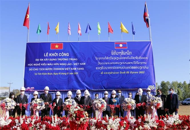 Các quan khách hai nước cắt băng khởi công xây dựng trường Trung học và dạy nghề kiểu mẫu Hữu nghị Lào-Việt Nam. (Nguồn: TTXVN)