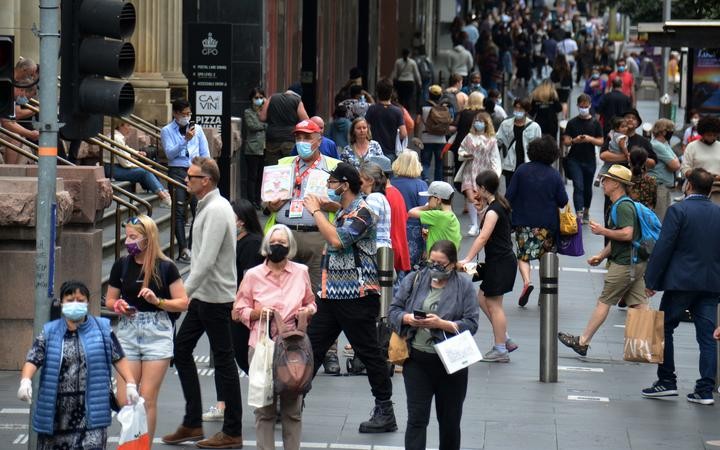 Australia ghi nhận hơn 100.000 ca mắc mới mỗi ngày. Ảnh chụp ở trung tâm thành phố Melbourne, Australia. (Nguồn: AFP)