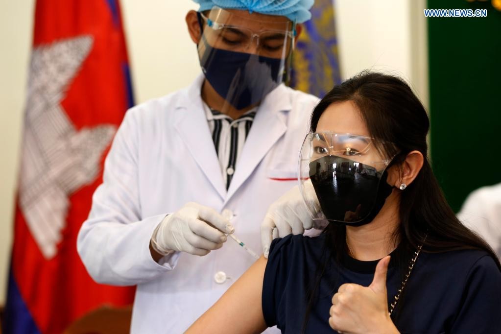 Tiêm vaccine phòng Covid-19 ở thủ đô Phnom Penh, Campuchia. (Nguồn: Tân Hoa xã)