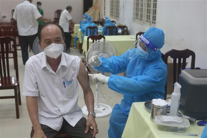 Tiêm vaccine Covid-19 mũi 3 ở Trà Vinh. (Nguồn: TTXVN)