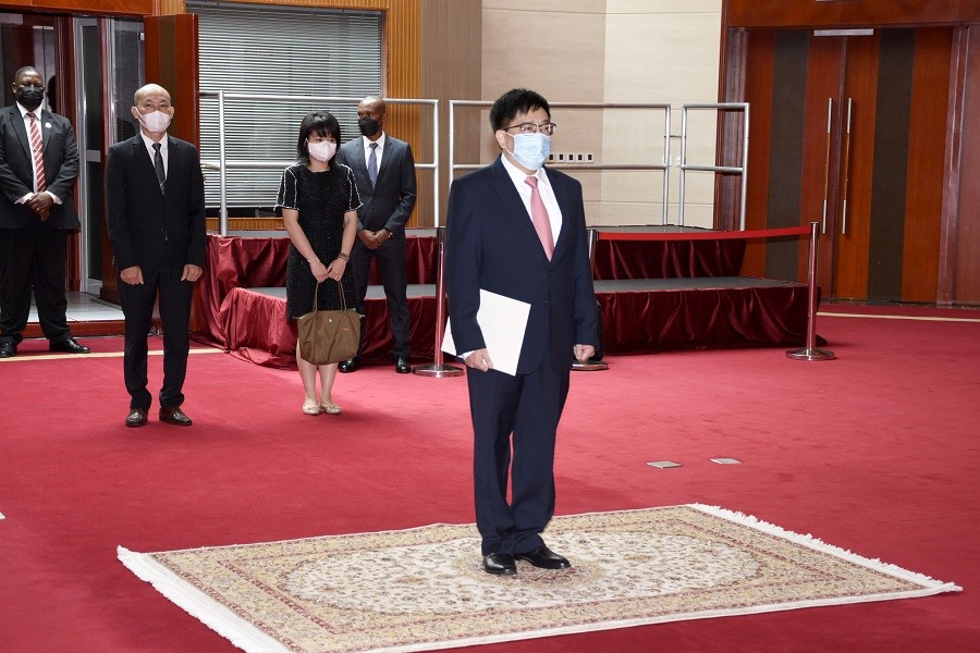 Đại sứ Phạm Hoàng Kim trình Thư ủy nhiệm lên Tổng thống Mozambique