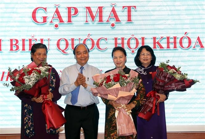 Thủ tướng Nguyễn Xuân Phúc tặng hoa chúc mừng Chủ tịch Quốc hội Nguyễn Thị Kim Ngân, Phó Chủ tịch nước Đặng Thị Ngọc Thịnh, Phó Chủ tịch Thường trực Quốc hội Tòng Thị Phóng (Chủ tịch Nhóm nữ Đại biểu Quốc hội Việt Nam) tại buổi gặp mặt các nữ đại biểu Quốc hội dự kỳ họp thứ chín Quốc hội khóa XIV, ngày 10/6/2020. (Nguồn: TTXVN)