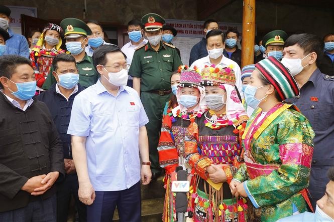 Chủ tịch Quốc hội Vương Đình Huệ nói chuyện với cử tri nữ tại Khu vực bỏ phiếu số 4 gồm các thôn: Lô Lô Chải, Séo Lủng, xã Lũng Cú, huyện Đồng Văn, tỉnh Hà Giang. (Nguồn: TTXVN)