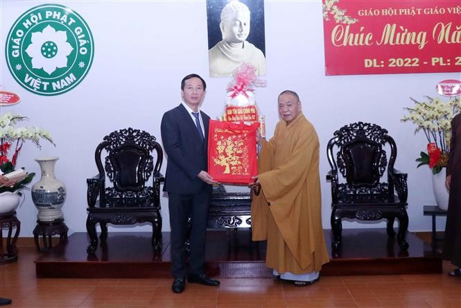 Ông Vũ Hoài Bắc, Trưởng Ban Tôn giáo Chính phủ (trái) chúc Tết Hòa thượng Thích Thiện Pháp, Phó Chủ tịch Thường trực Hội đồng Trị sự, Trưởng Ban Tăng sự Trung ương tại Văn phòng 2 Trung ương Giáo hội Phật giáo Việt Nam. (Nguồn: TTXVN)