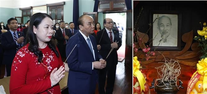 Nhân dịp Tết Nguyên đán Nhâm Dần 2022, Chủ tịch nước Nguyễn Xuân Phúc dâng hương tưởng niệm Chủ tịch Hồ Chí Minh tại Nhà 67 trong Khu Di tích Chủ tịch Hồ Chí Minh ở Phủ Chủ tịch.Cùng tham dự có Phó Chủ tịch nước Võ Thị Ánh Xuân. (Nguồn: TTXVN)