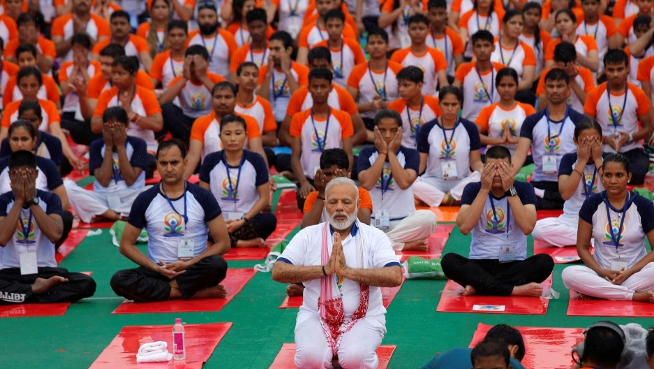 Thủ tướng Ấn Độ Narendra Modi biểu diễn yoga trong Ngày Quốc tế Yoga năm 2017. (Nguồn: Reuters)