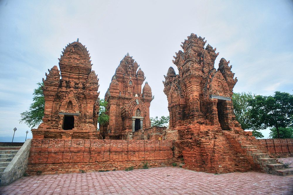 Những ngôi tháp Champa ở miền Trung Việt Nam mang đặc trưng của kiến trúc Ấn Độ giáo. 