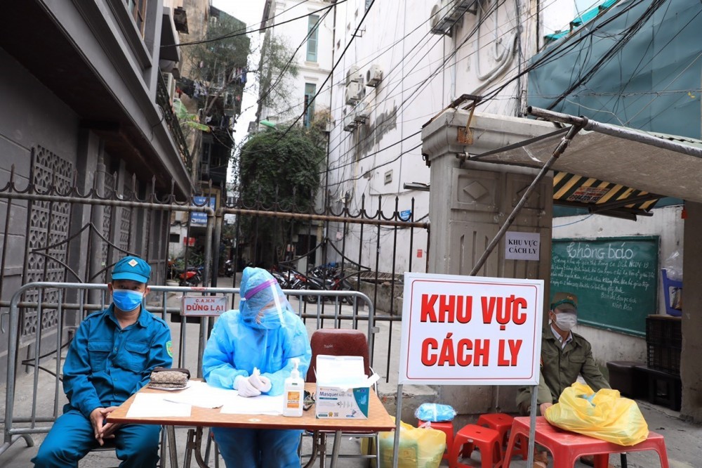 Lực lượng chức năng tiến hành phong toả nơi ở của bệnh nhân 2234. (Nguồn: TTXVN) Lực lượng chức năng tiến hành phong toả nơi ở của bệnh nhân 2234. (Nguồn: TTXVN)
