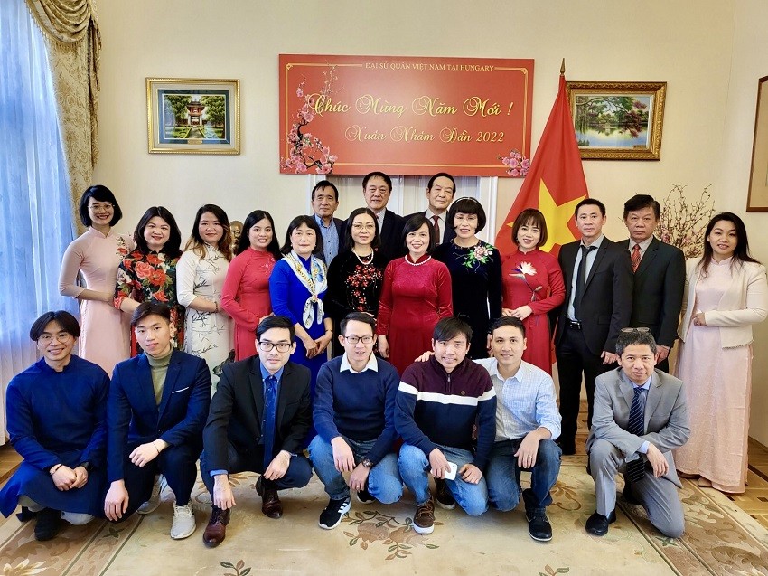 Đại sứ - Bí thư Đảng ủy Nguyễn Thị Bích Thảo chụp ảnh lưu niệm với một số cá nhân đạt thành tích xuất sắc năm 2021.