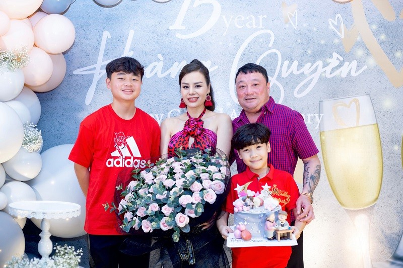 Vợ chồng HLV Trương Việt Hoàng kỷ niệm 15 năm cưới, tháng 3/2021. 