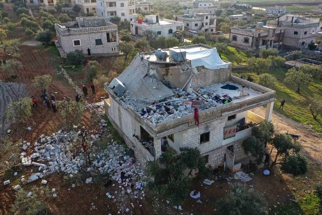 Người dân quan sát ngôi nhà bị phá hủy sau chiến dịch của quân đội Mỹ tại làng Atmeh, tỉnh Idlib của Syria vào ngày 3/2. (Nguồn: AP)