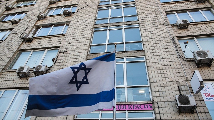 Cờ Israel tại tòa nhà Đại sứ quán Israel tại thủ đô Kiev, Ukraine. (Nguồn: Getty Images)