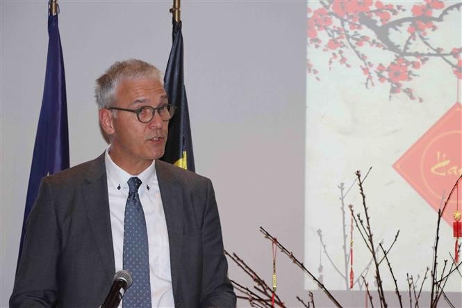 Ông Andries Gryffoy, Phó Chủ tịch thứ nhất Thượng viện Bỉ, Chủ tịch Liên minh Bỉ - Việt, phát biểu tại buổi chiêu đãi đối ngoại nhân dịp Xuân Nhâm Dần, tối 10/2 tại Brussels. (Nguồn: TTXVN)
