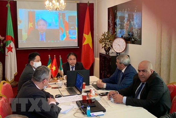 Vietnamese Trade Counselor in Algeria Hoang Duc Nhuan (centre) at an online trade exchange on exploiting the potential of Vietnam-Algeria trade and investment cooperation. (Photo: VNA)