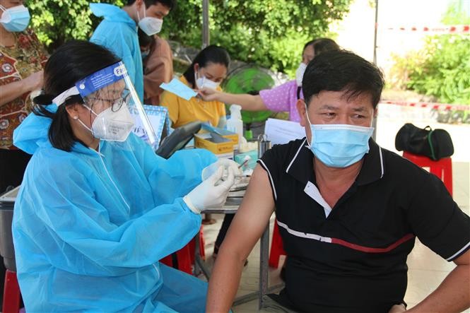Tiêm vaccine phòng Covid-19 mũi 3 cho người dân tại phường 5, thành phố Trà Vinh, tỉnh Trà Vinh. (Nguồn: TTXVN)