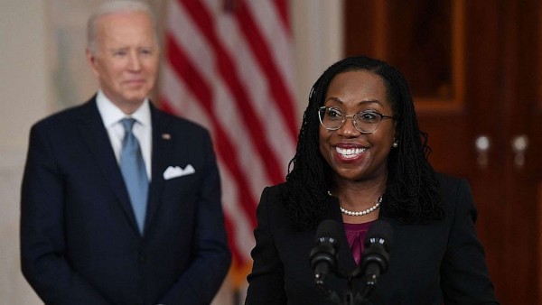 Phụ nữ da màu đầu tiên được ‘chấm’ vào Tòa án tối cao Mỹ
