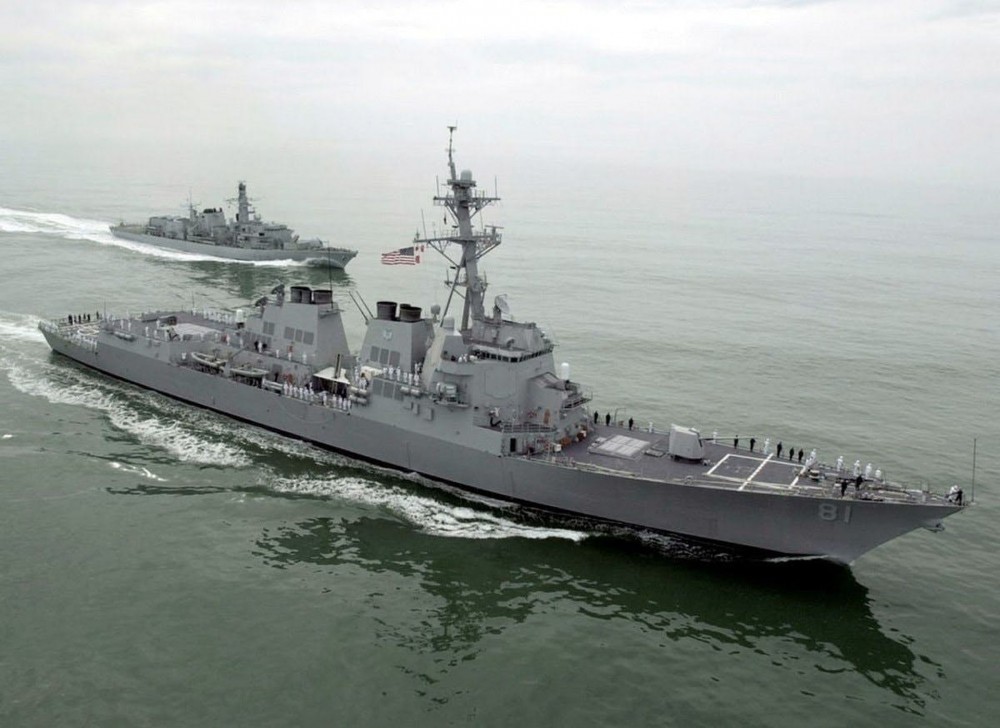 Tàu khu trục mang tên lửa dẫn đường USS Winston S. Churchill tới cảng Sudan ngày 1/3. (Nguồn: AFP)