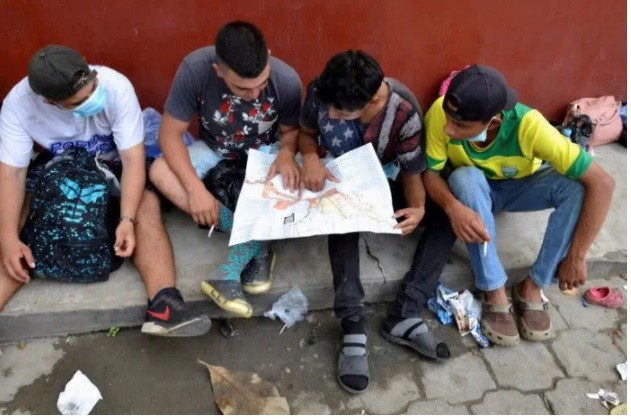 Nhóm người di cư Honduras tìm cách vào nước Mỹ thông qua biên giới Guatemala và Mexico ở Tecun Uman. (Nguồn: Reuters)