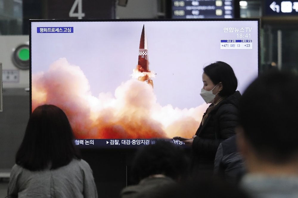 Người dân ở thủ đô Seoul, Hàn Quốc theo dõi vụ thử tên lửa mới của Triều Tiên ngày 26/3. (Nguồn: AP)