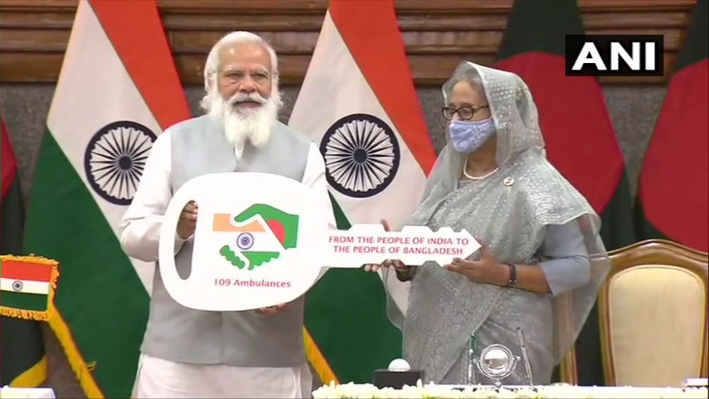 Thủ tướng Ấn Độ Narendra Modi trao chiếc chìa khóa đại diện cho 109 xe cứu thương cho người đồng cấp Bangladesh Sheikh Hasina.