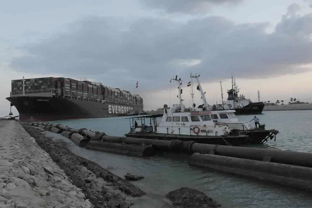 Ngày 28/3, truyền thông nhà nước Ai Cập cho biết đã có thêm 2 tàu kéo được điều động để đẩy nhanh nỗ lực giải cứu tàu chở hàng Ever Given mắc cạn ở Kênh đào Suez. (Nguồn: AP)
