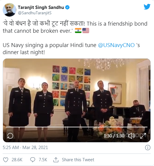Đại sứ Ấn Độ tại Mỹ đăng clip sĩ quan Hải quân Mỹ hát ca khúc nhạc phim tiếng Hindi Ye jo Desh Hai Tera. (Ảnh chụp từ màn hình)