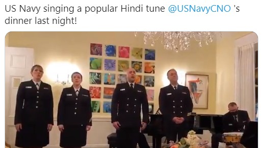 Sĩ quan Hải quân Mỹ hát ca khúc nhạc phim tiếng Hindi
