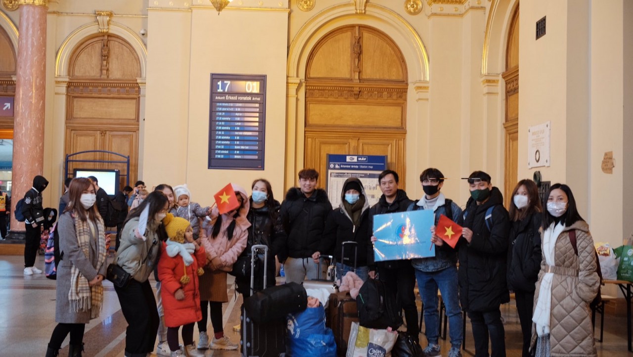 Vietnamese people travelling to Hungary from Ukraine receive support