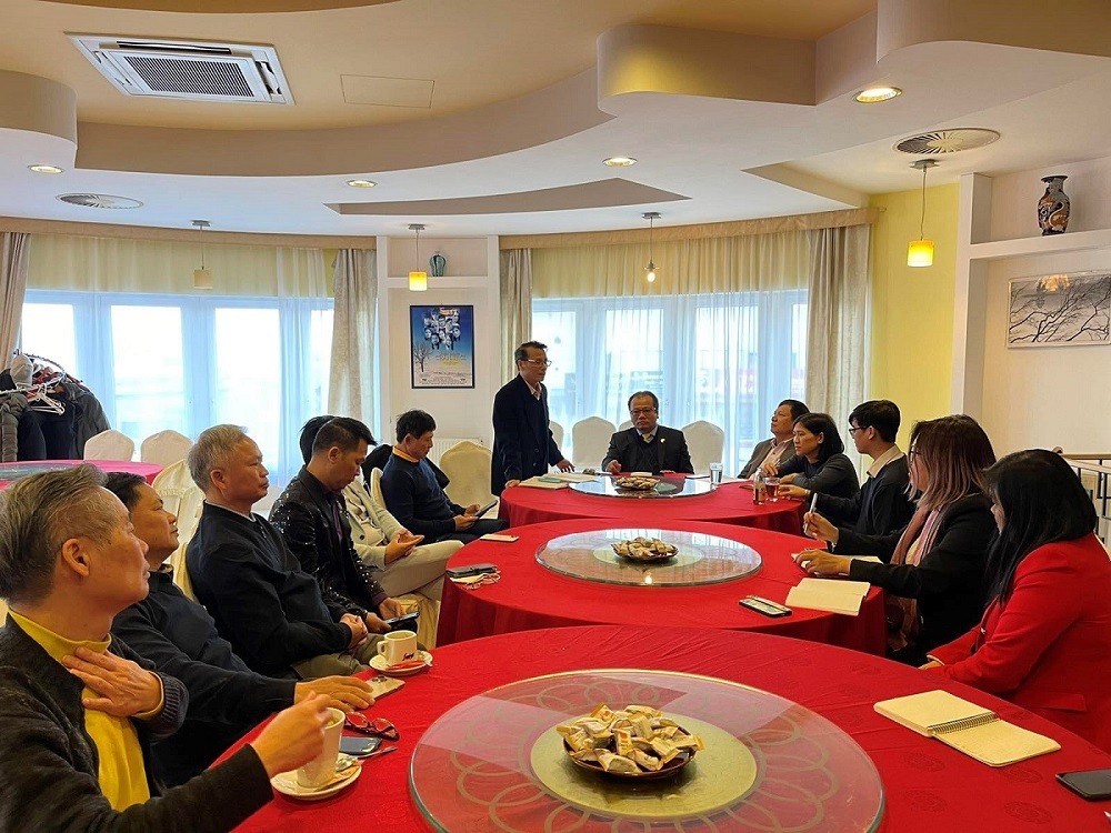 Đại sứ Thái Xuân Dũng chủ trì cuộc họp triển khai hoạt động hỗ trợ người Việt sơ tán từ Ukraine