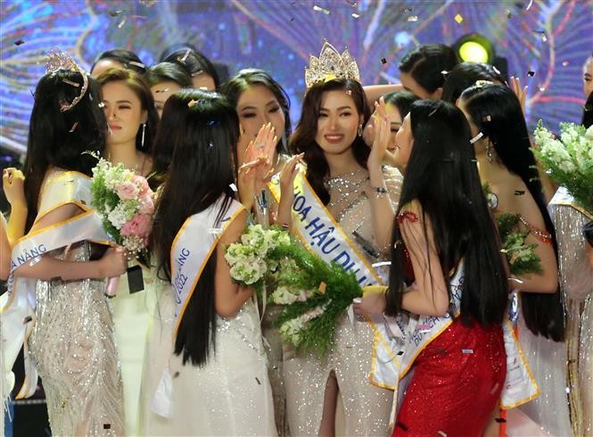 Các thí sinh chúc mừng Tân Hoa hậu Du lịch Đà Nẵng 2022 Trần Nguyên Minh Thư. (Nguồn: TTXVN)