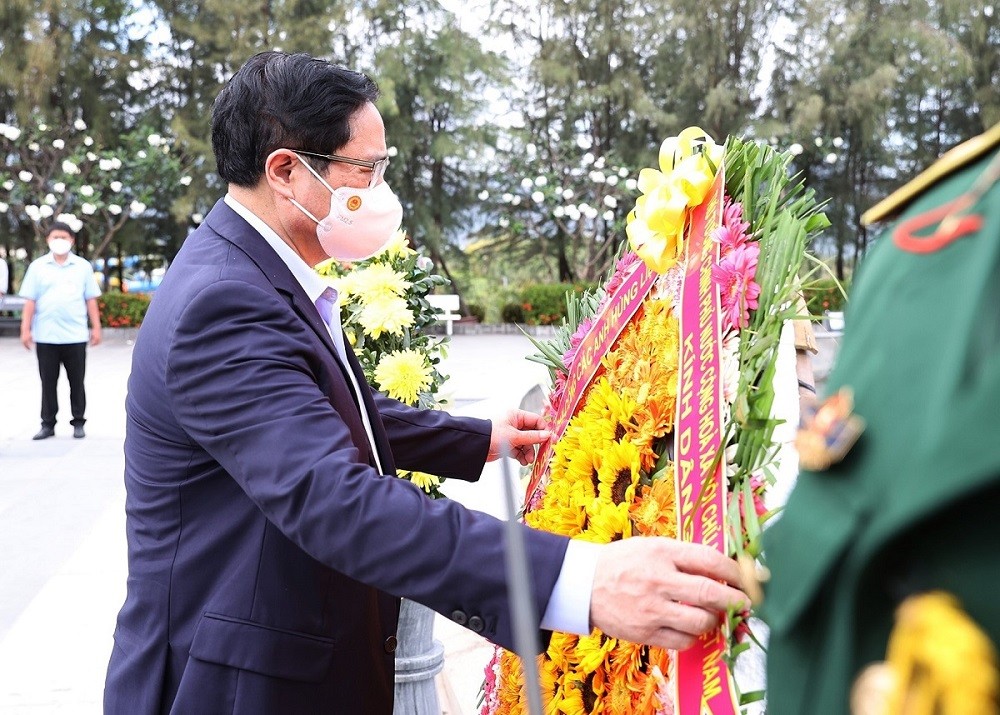 Thủ tướng Phạm Minh Chính dâng hương tại Khu tưởng niệm các chiến sỹ Gạc Ma. (Nguồn: TTXVN)