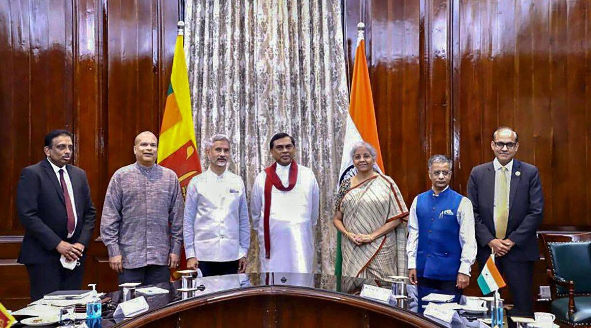 Bộ trưởng Tài chính Sri Lanka Basil Rajapaksa và Bộ trưởng Ngoại giao S. Jaishankar, Bộ trưởng Tài chính Nirmala Sithraman tại lễ ký kết thỏa thuận giữa SBI và chính phủ Sri Lanka cho khoản vay tín dụng trị giá 1 tỷ USD để mua sắm thực phẩm, thuốc men và các mặt hàng thiết yếu khác tại New Delhi. (Nguồn: PTI)