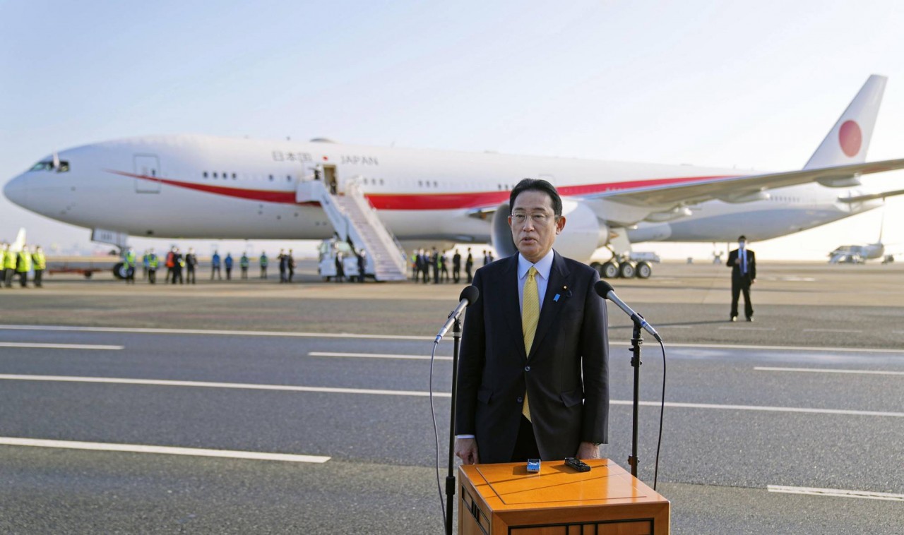 Thủ tướng Nhật Bản Kishida Fumio phát biểu tại sân bay Haneda, Tokyo trước khi lên đường tới New Delhi vào sáng 18/3. (Nguồn: Kyodo)
