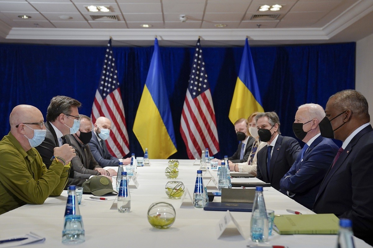 Tổng thống Mỹ Joe Biden gặp Ngoại trưởng và Bộ trưởng Quốc phòng Ukraine tại thủ đô Warsaw của Ba Lan ngày 26/3. (Nguồn: AFP)