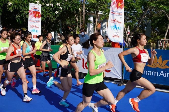 Các vận động viên xuất phát, thi đấu ở nội dung 5km tuyển nữ tại Giải vô địch quốc gia Marathon và cự ly dài Báo Tiền Phong lần thứ 63. (Nguồn: TTXVN)