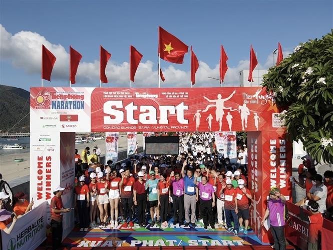 Các đại biểu và vận động viên tại điểm xuất phát nội dung chạy đồng hành Giải vô địch quốc gia Marathon và cự ly dài Báo Tiền Phong lần thứ 63 tại huyện Côn Đảo. (Nguồn: TTXVN)
