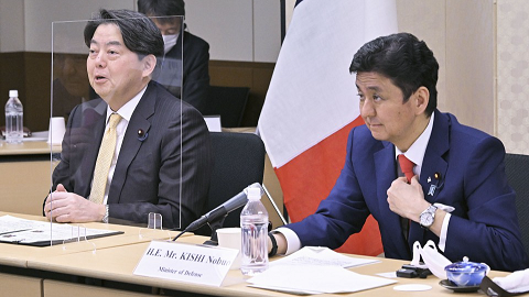 Ngoại trưởng Nhật Bản Hayashi Yoshimasa (trái) và Bộ trưởng Quốc phòng Kishi Nobuo tại Bộ Ngoại giao Nhật Bản ngày 20/1/2022. (Nguồn: Kyodo)
