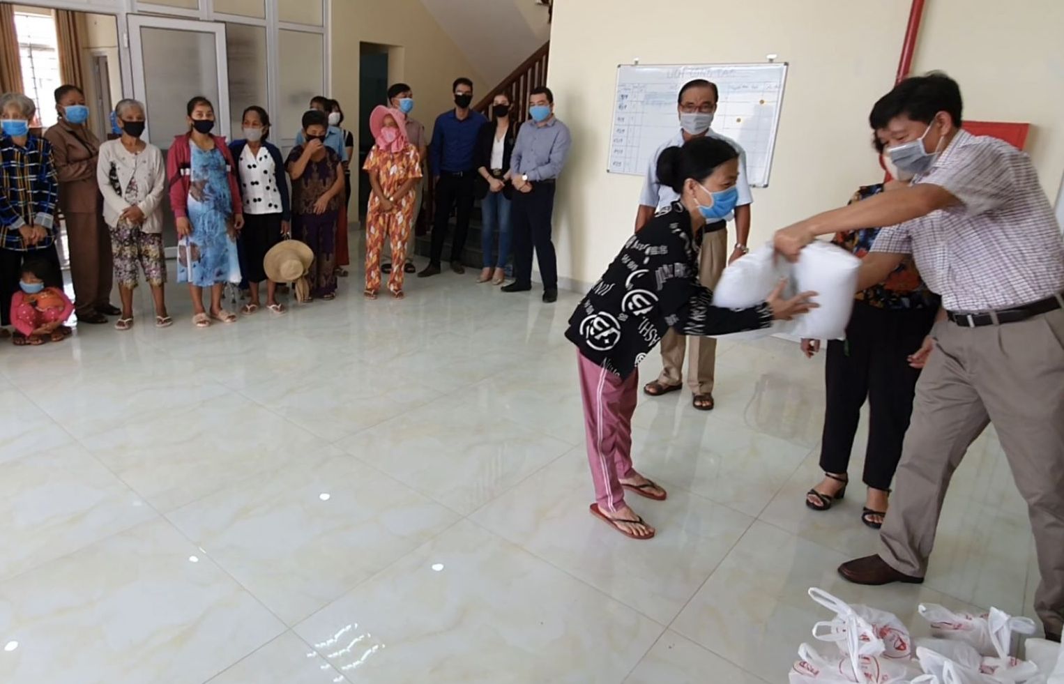 Dịch Covid-19 ở Campuchia: Tặng quà hỗ trợ bà con Việt kiều có hoàn cảnh đặc biệt khó khăn tại tỉnh Preah Sihanouk